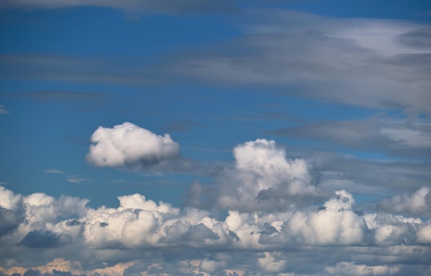 Paesaggio luminoso di nubi cumuliformi gonfie bianche su cielo blu chiaro