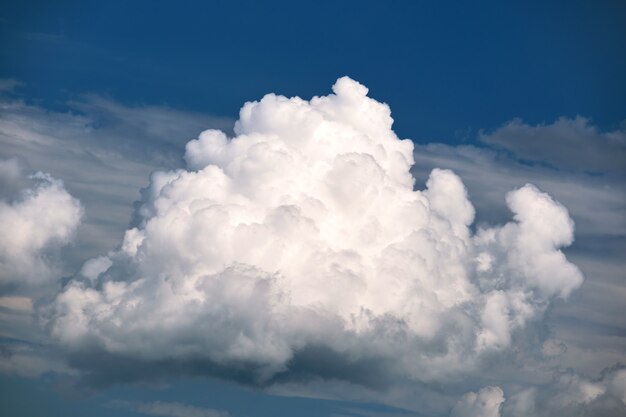 Paesaggio luminoso di nuvole cumuliformi gonfie bianche su cielo blu chiaro.