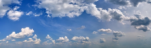 Paesaggio luminoso di nuvole cumuliformi gonfie bianche su cielo blu chiaro.