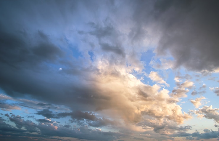 Foto paesaggio luminoso di nuvole scure sul cielo giallo al tramonto in serata.