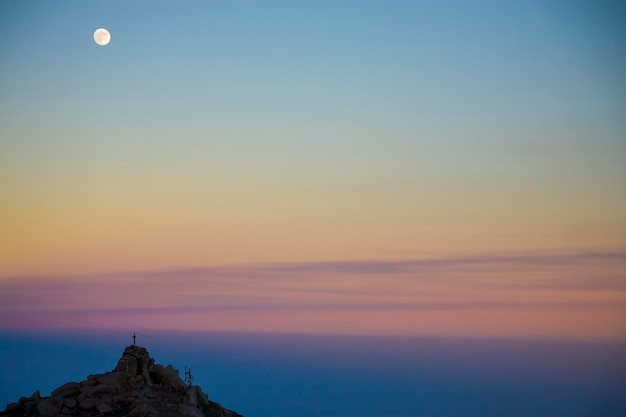 Paesaggio lunare e tramonto in cima all'Etna