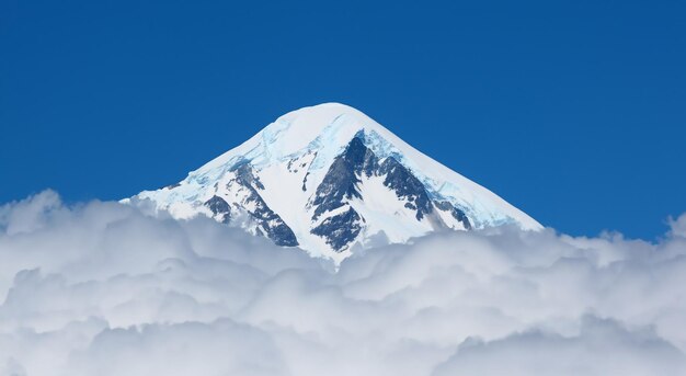 paesaggio maestoso di una montagna coperta di neve con nuvole