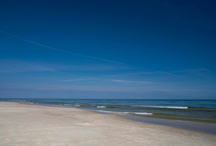 Foto paesaggio marino blu calmo con cielo e acqua senza nuvole