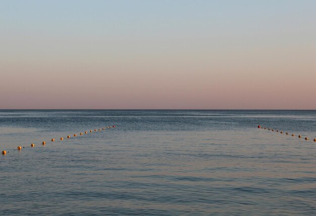 Paesaggio marino calmo e tranquillo Tramonto sul mare viola e rosa