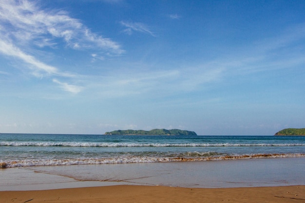 Paesaggio marino. Clima tropicale. Mare e sabbia. Spiaggia deserta. Filippine. Riva dell'oceano.