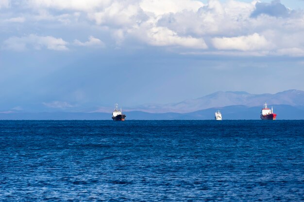 Paesaggio marino con navi all'orizzonte