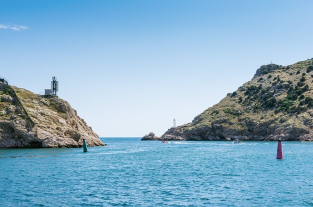 Paesaggio marino con scogliere costiere