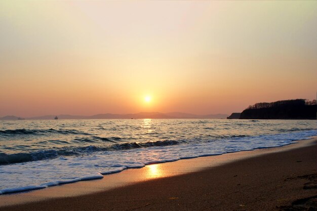 Paesaggio marino con un bellissimo tramonto sul mare