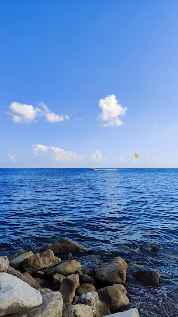 paesaggio marino contro il cielo