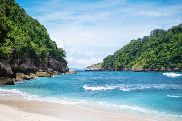 Paesaggio marino di giorno Sfondo di acqua turchese in estate Mare e spiaggia Nusa Penida Bali Indonesia Immagine di viaggio