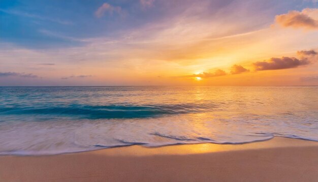 Paesaggio marino di spiaggia tropicale tramonto arancione dorato rumore calmo delle onde marine