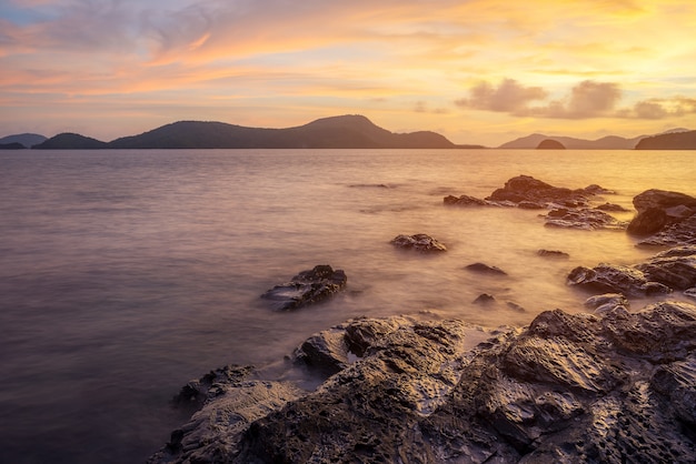 Paesaggio marino e spiaggia di sabbia paesaggio natura nel crepuscolo