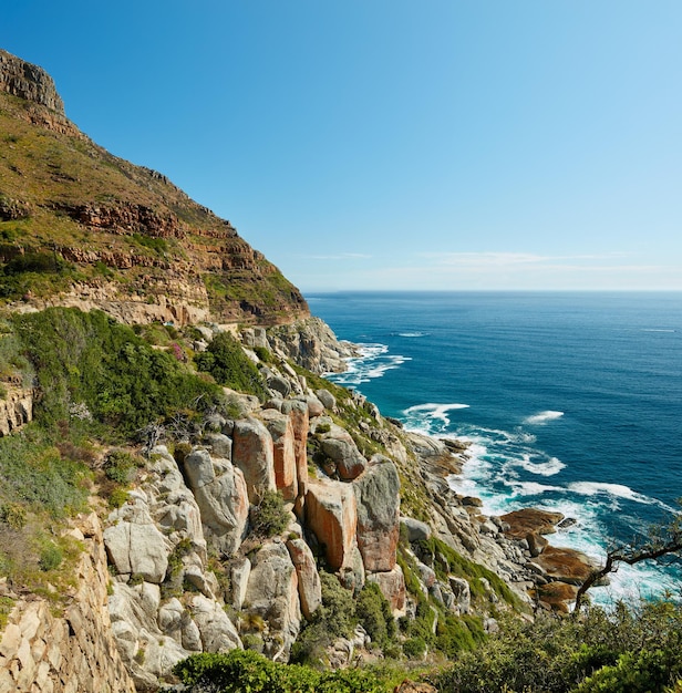 Paesaggio marino e vista panoramica di Hout Bay a Città del Capo in Sud Africa Oceano blu e mare con montagne e copyspace Viaggi e turismo all'estero e all'estero per una vacanza estiva e una vacanza