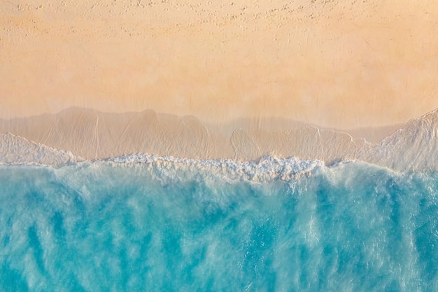 Paesaggio marino estivo belle onde, acqua di mare blu in una giornata di sole. Vista dall'alto dal drone. Vista aerea del mare