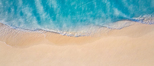 Paesaggio marino estivo belle onde, acqua di mare blu in una giornata di sole. Vista dall'alto dal drone. Vista aerea del mare