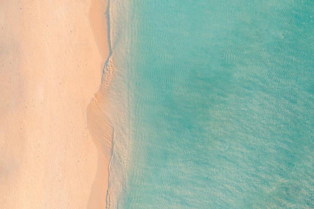 Paesaggio marino estivo bellissime onde dell'acqua di mare blu in una giornata di sole Vista dall'alto dal drone Antenna della costa del mare