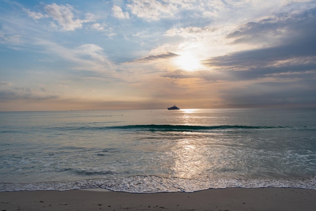 Paesaggio marino estivo con vista romantica sulla spiaggia dell'alba