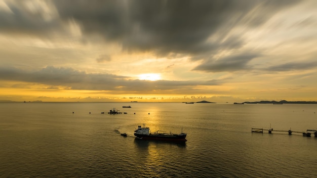 paesaggio marino il tramonto e la nave cisterna petrolifera che naviga in mare e lo sfondo del tramonto