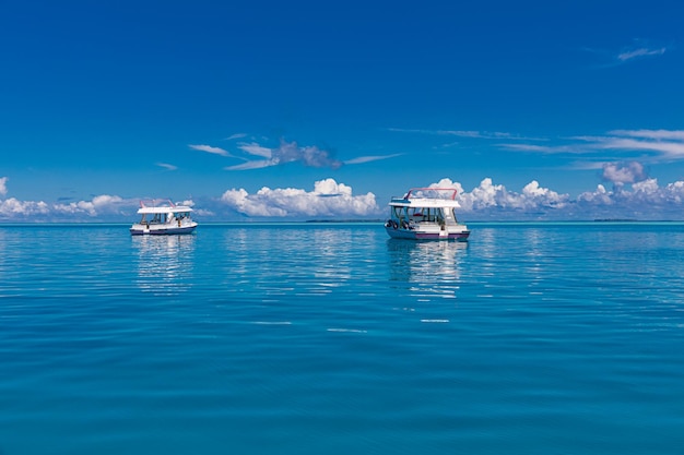 Paesaggio marino paradisiaco, laguna oceanica con barche da snorkeling subacquee, yacht. Cielo blu del mare, tropicale idilliaco