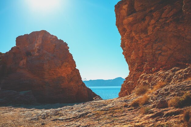 Paesaggio marino roccioso in una giornata di sole Paesaggio marittimo alla luce del giorno Vista del mare tra due rocce