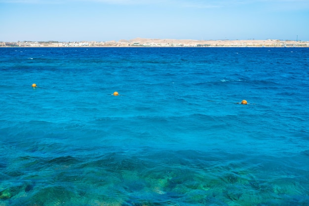 Paesaggio marino soleggiato