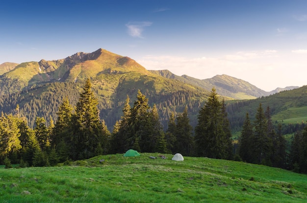 Paesaggio mattutino con campeggio in montagna