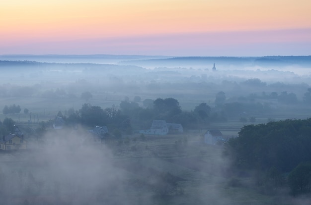 Paesaggio mattutino con nebbia sul fiume