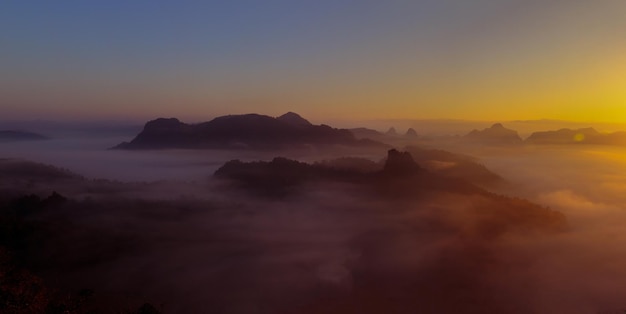 Paesaggio mattutino montagne e nebbia