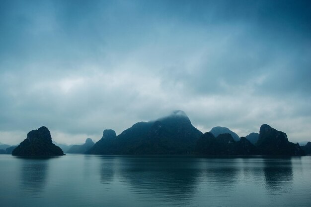 Paesaggio misterioso della baia di Halong