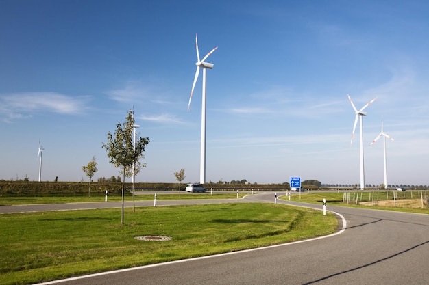 Paesaggio moderno con turbine eoliche e autostrada, Germania settentrionale
