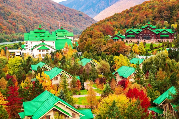 Paesaggio montano autunnale con case