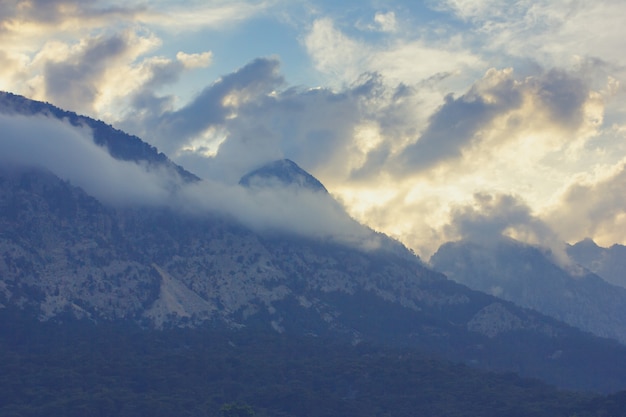 Paesaggio montano con cime in nuvole