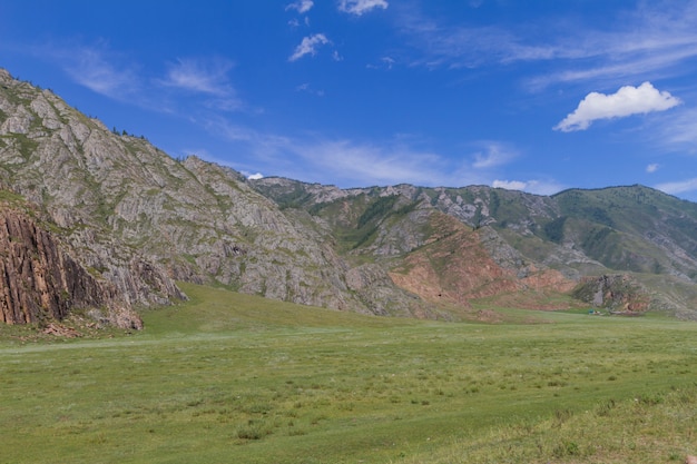 Paesaggio montano con nuvole.