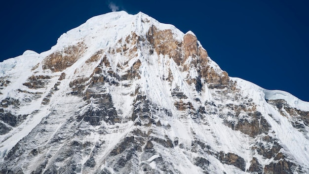 Paesaggio montano dell'Himalaya nella regione dell'Annapurna. Picco dell'Annapurna nella catena dell'Himalaya, Nepal. Escursione al campo base dell'Annapurna. Montagne innevate, alte vette dell'Annapurna.