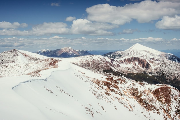 Paesaggio montano di primavera. Snowy Mountains