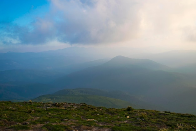 Paesaggio montano e leggera foschia