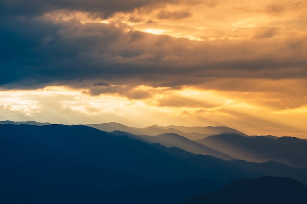 Paesaggio montano e sfondo luminoso del tramonto