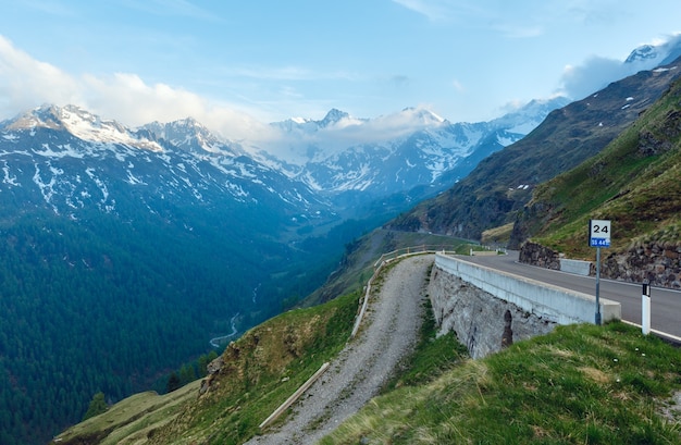 Paesaggio montano estivo di sera. Vista da Timmelsjoch - alta strada alpina sul confine italo-austriaco.