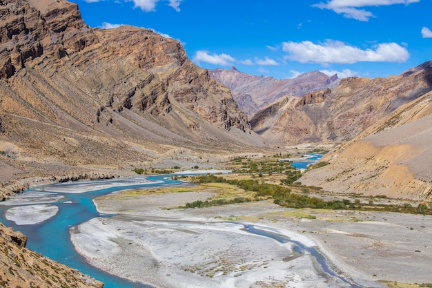 Paesaggio montano himalayano lungo l'autostrada da Leh a Manali Fiume blu e montagne rocciose nell'Himalaya indiano India