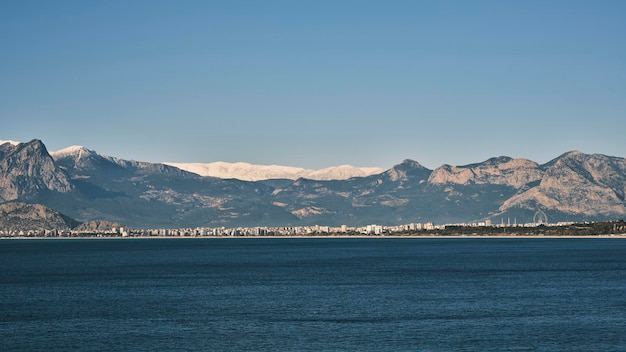 Paesaggio montano innevato sul livello del mare