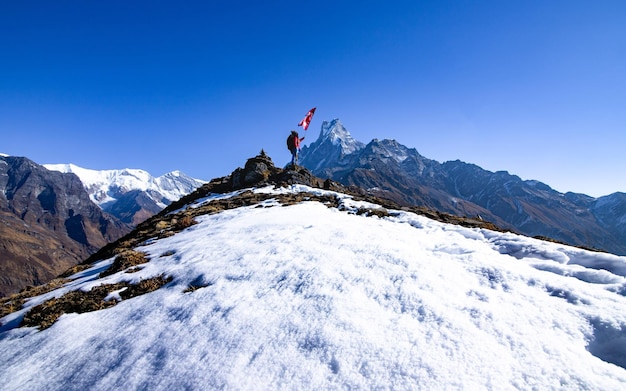 Paesaggio montano innevato