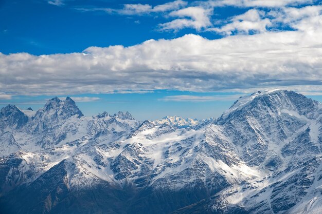 Paesaggio montano invernale con rocce e neve caucaso