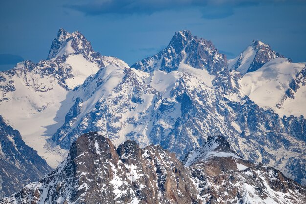 Paesaggio montano invernale con rocce e neve caucaso