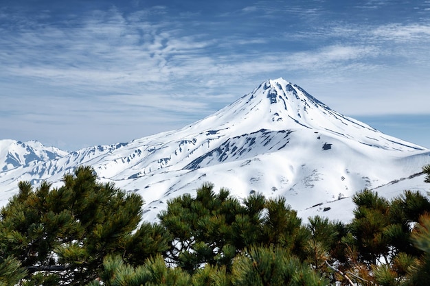 Paesaggio montano invernale cono innevato del vulcano