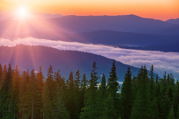 Paesaggio montano mattutino