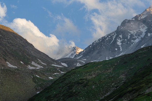 paesaggio montano mozzafiato con cime innevate