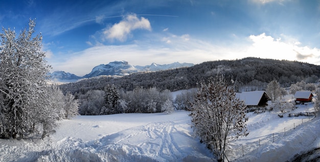 Paesaggio montano nella neve delle Alpi