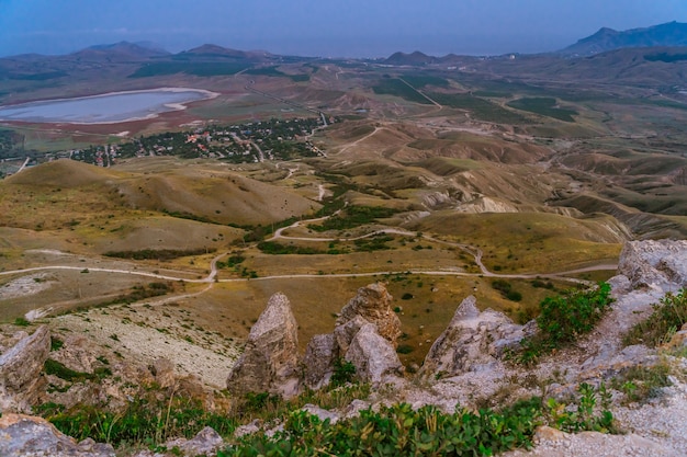 Paesaggio montano panoramico al tramonto Sfondo di viaggio colorato