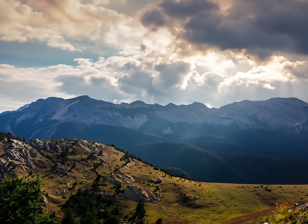 paesaggio montuoso con un cielo drammatico