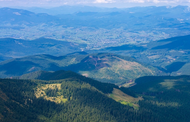 Paesaggio montuoso pendii verdi